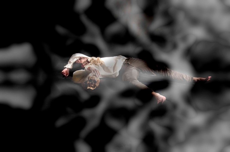 À côté de son cher corps endormi,