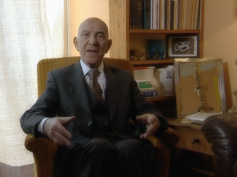 Stephane Hessel chez lui en 2014.png