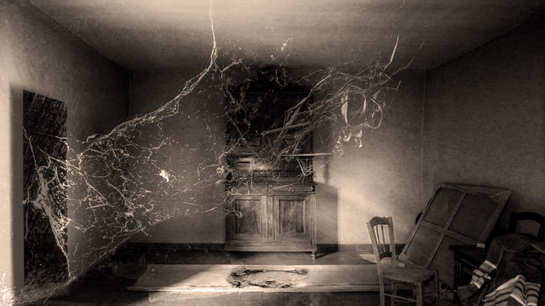 Chambre abandonée sepia petit.jpg