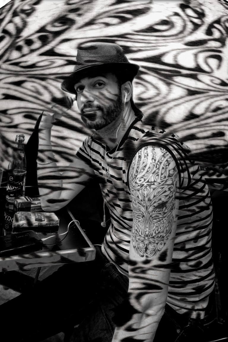 2- tatoo chapeau rue des canettes trans NB.jpg