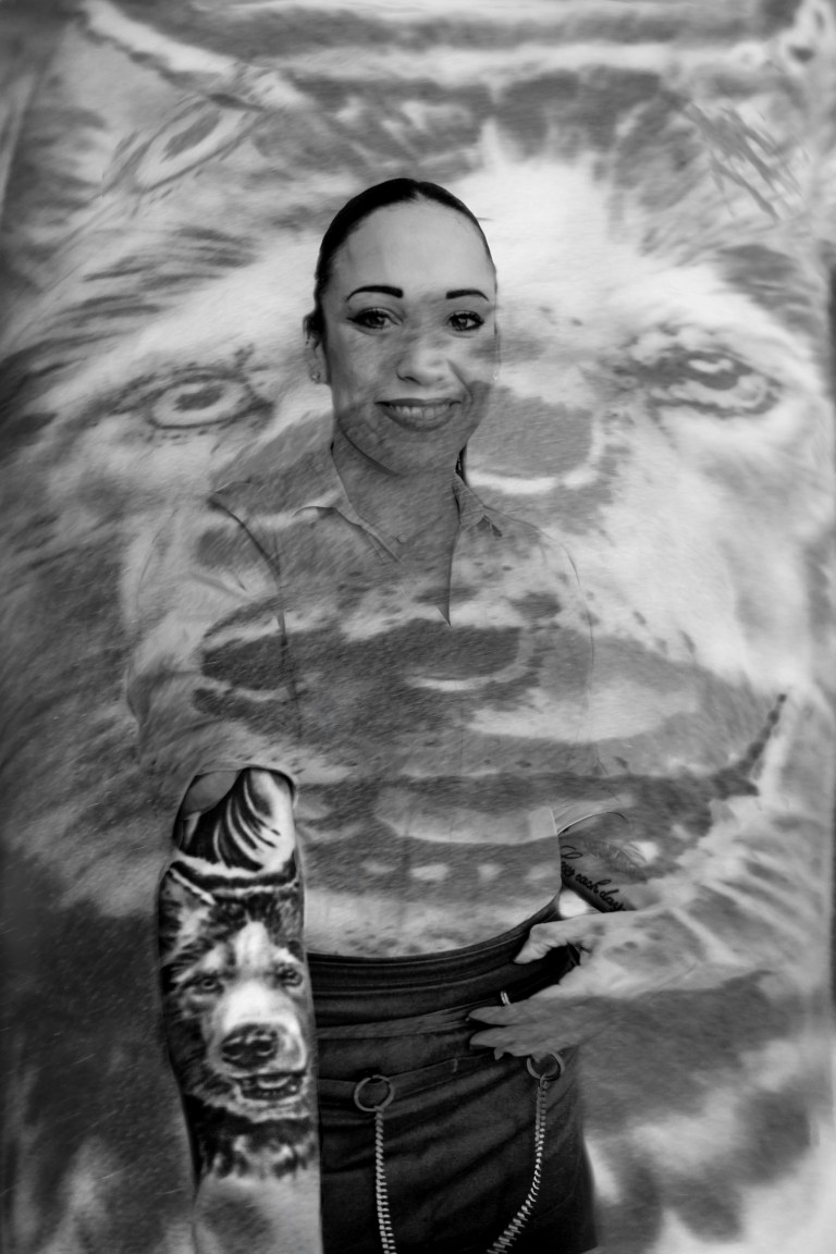 Fille tatouage loup NB.jpg