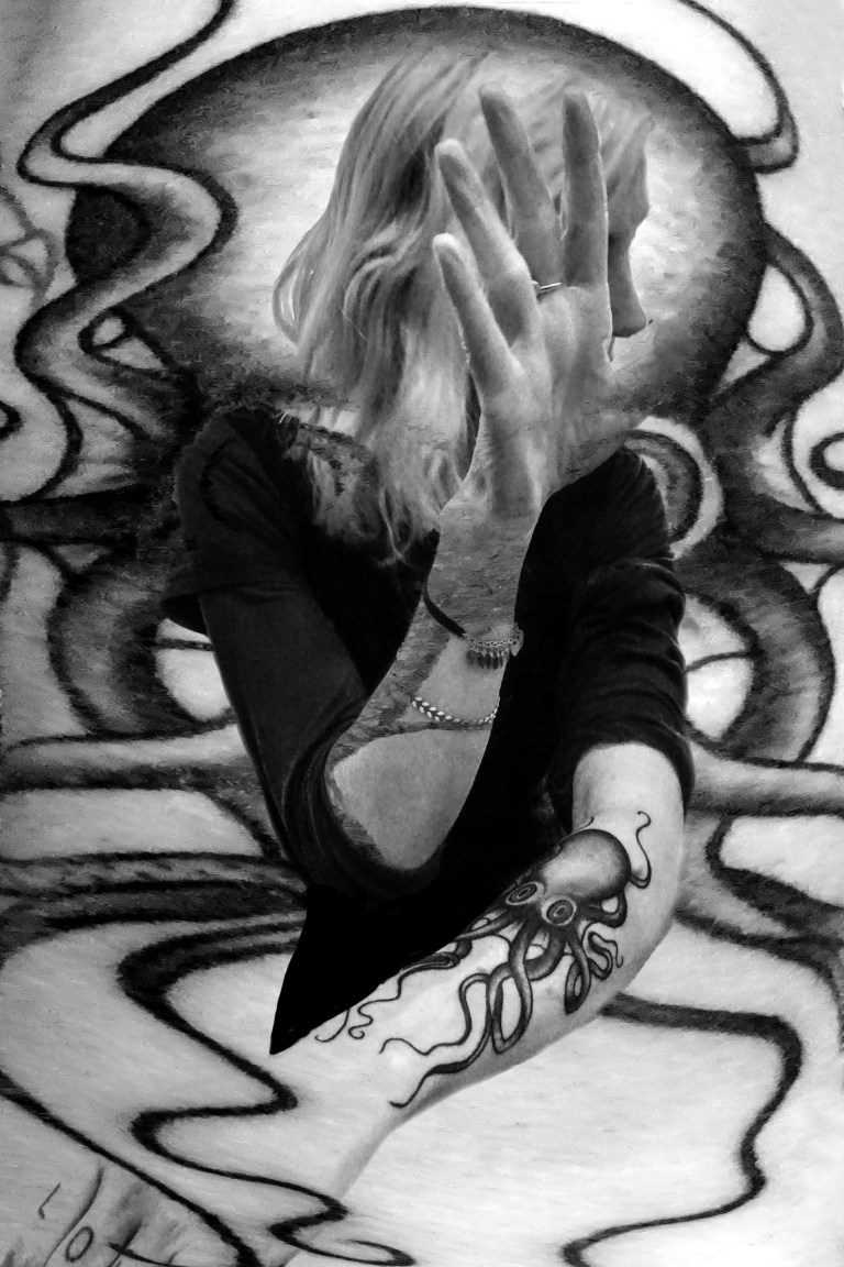 fille tatouage pieuvre 2.jpg