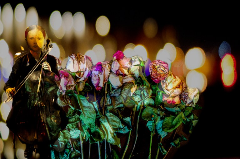 3- archet grinçant aux voutes stellaires tandis que les anges laissent courir leurs doigts sur l'échelle musicale