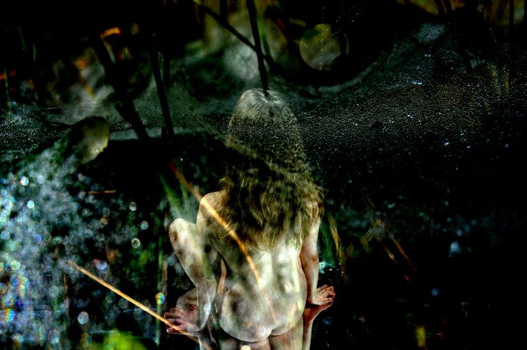 7- qui suis-je, filles de l'entendement les racines de l'air pourrissent autour de moi tout pays m'est étranger comme au revers des lunes